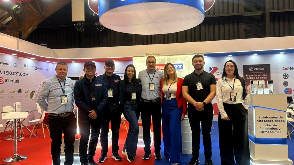 Equipo Rekort en el stand de la Feria Industrial de Bogotá