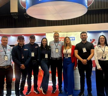 Equipo Rekort en el stand de la Feria Industrial de Bogotá