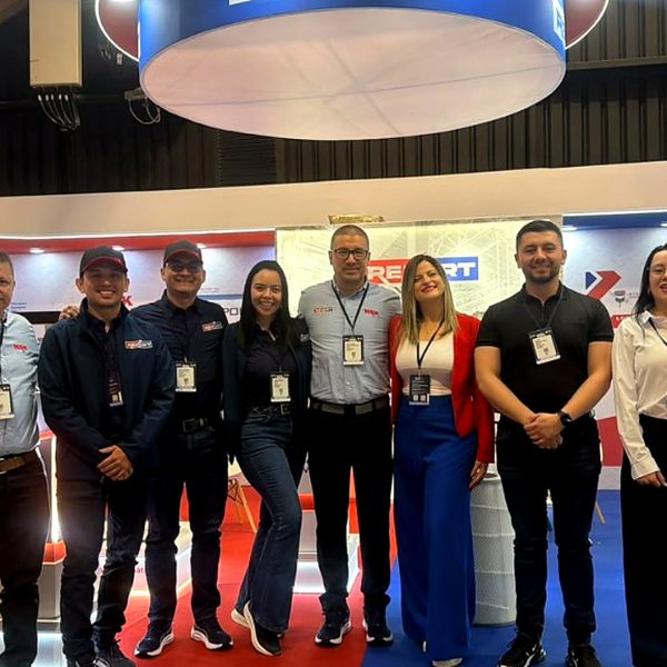 Equipo Rekort en el stand de la Feria Industrial de Bogotá