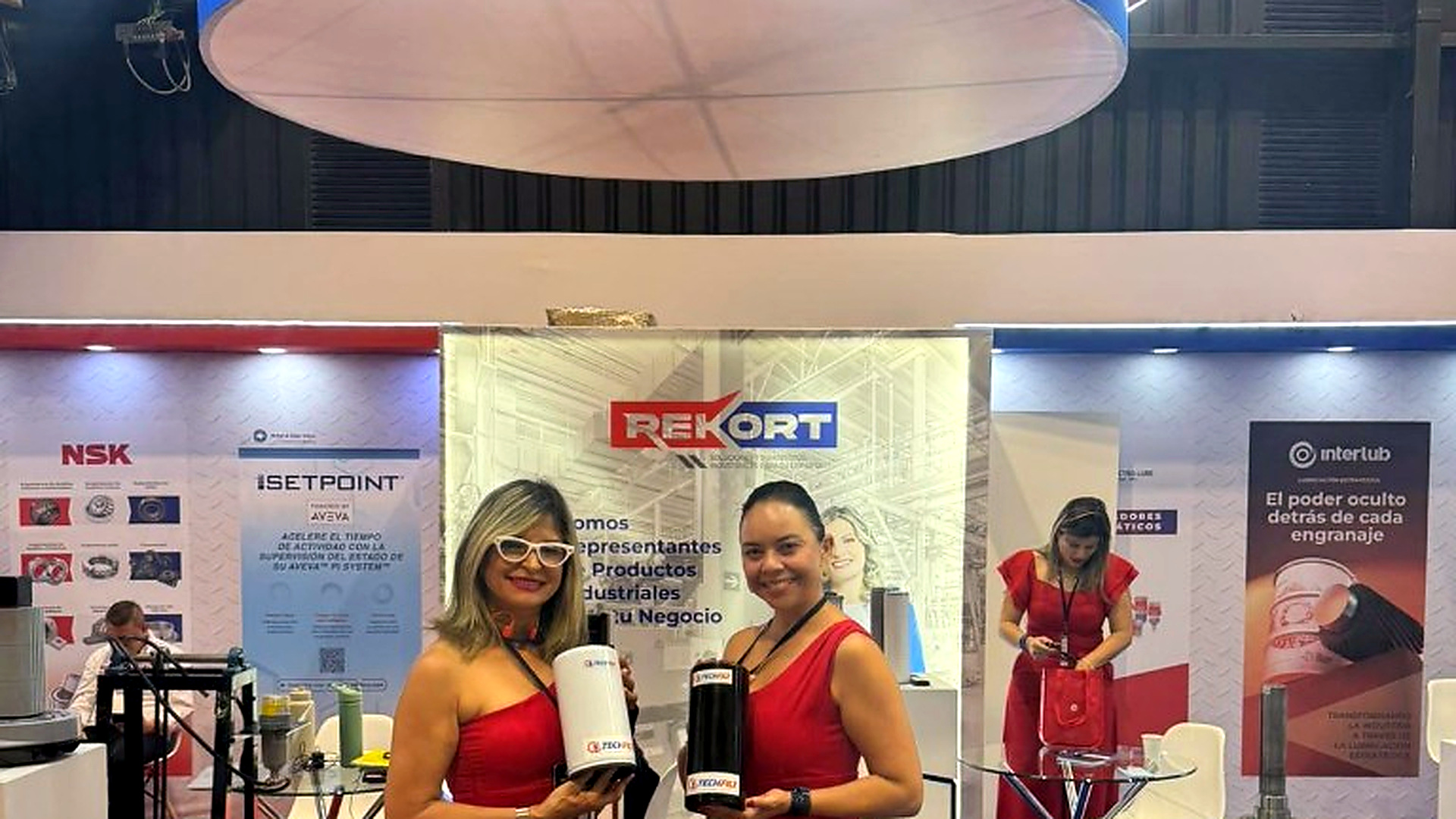Filtros Techfil exhibidos en el stand de Rekort en la Feria Industrial de Bogotá